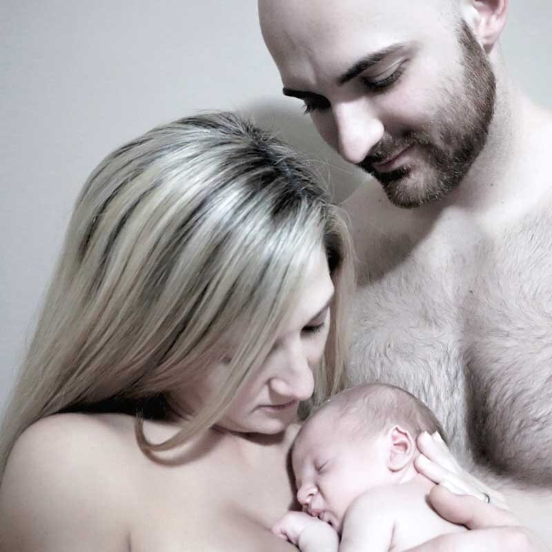 Les deux parents en peau à peau avec leur nouveau-né